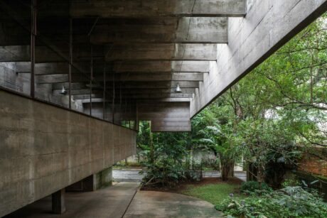 Butantã House, discover how Paulo Mendes da Rocha's visionary architecture blends modernity with warmth and nature.