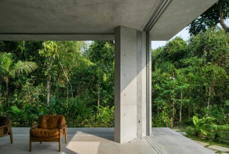 Explore Gui Mattos' Itamambuca House, where architecture and nature harmonize, creating a tranquil rainforest haven.