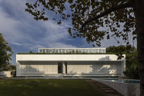 Casa Float by Sergio Sampaio creates an immersive, emotional experience through light, nature, and dynamic design.