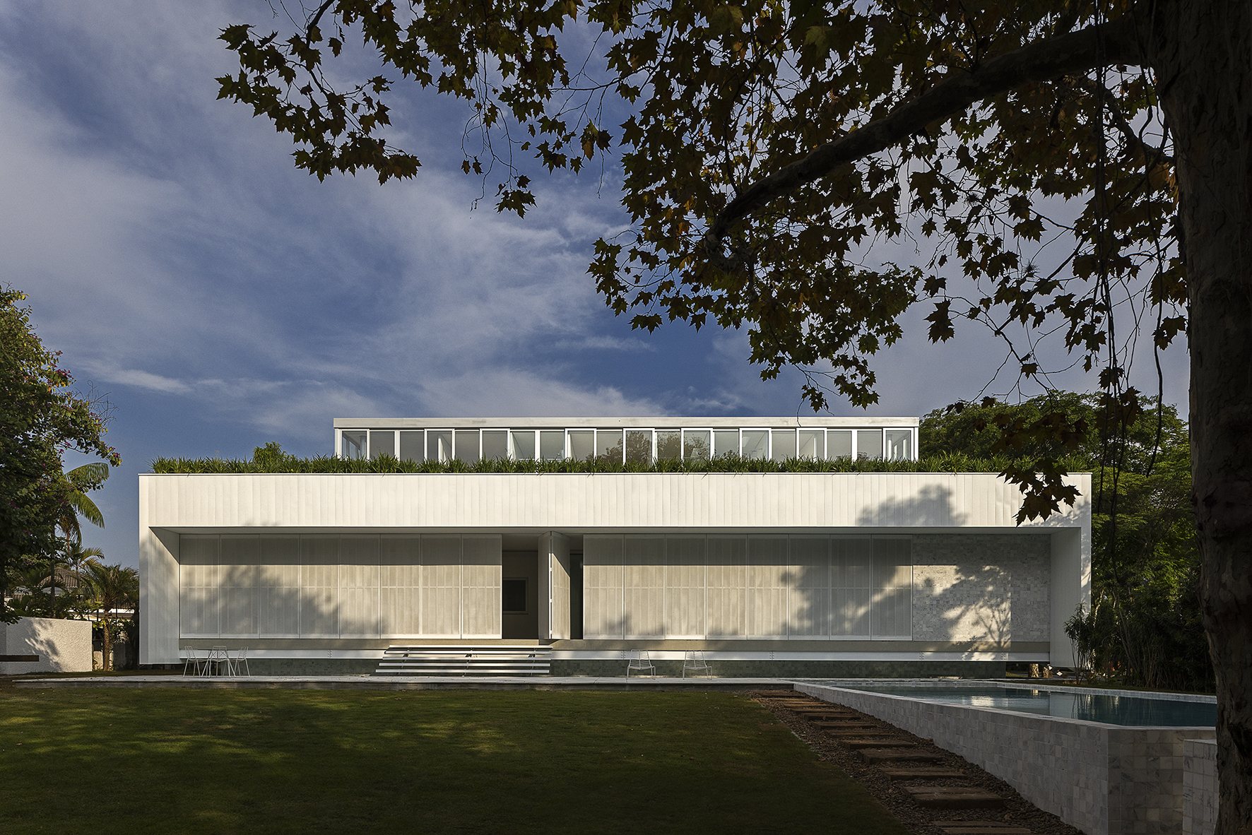 Casa Float by Sergio Sampaio creates an immersive, emotional experience through light, nature, and dynamic design.