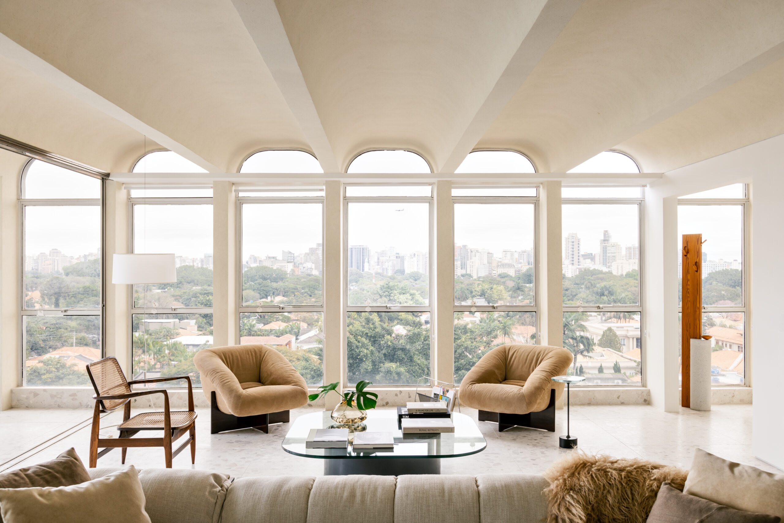 Explore the Apartamento Campinas in São Paulo, designed by Alexandre Dal Fabbro for serene, functional living.