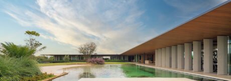 EA House blends modern architecture with nature, featuring seamless transitions and panoramic views in Porto Feliz.